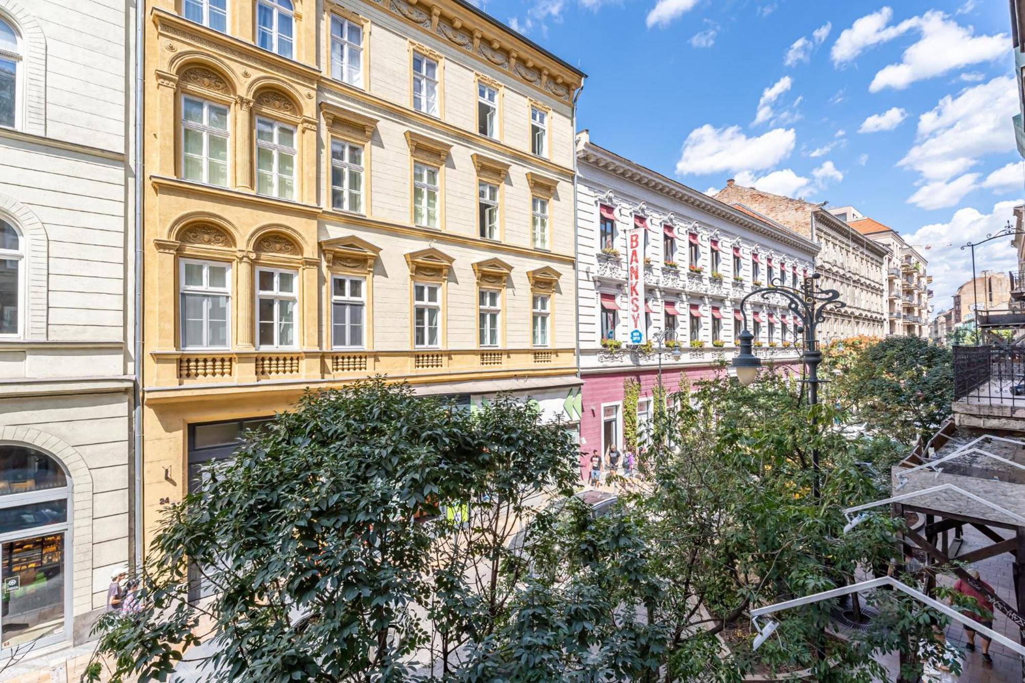 Gozsdu Court Le Noir Appartement
