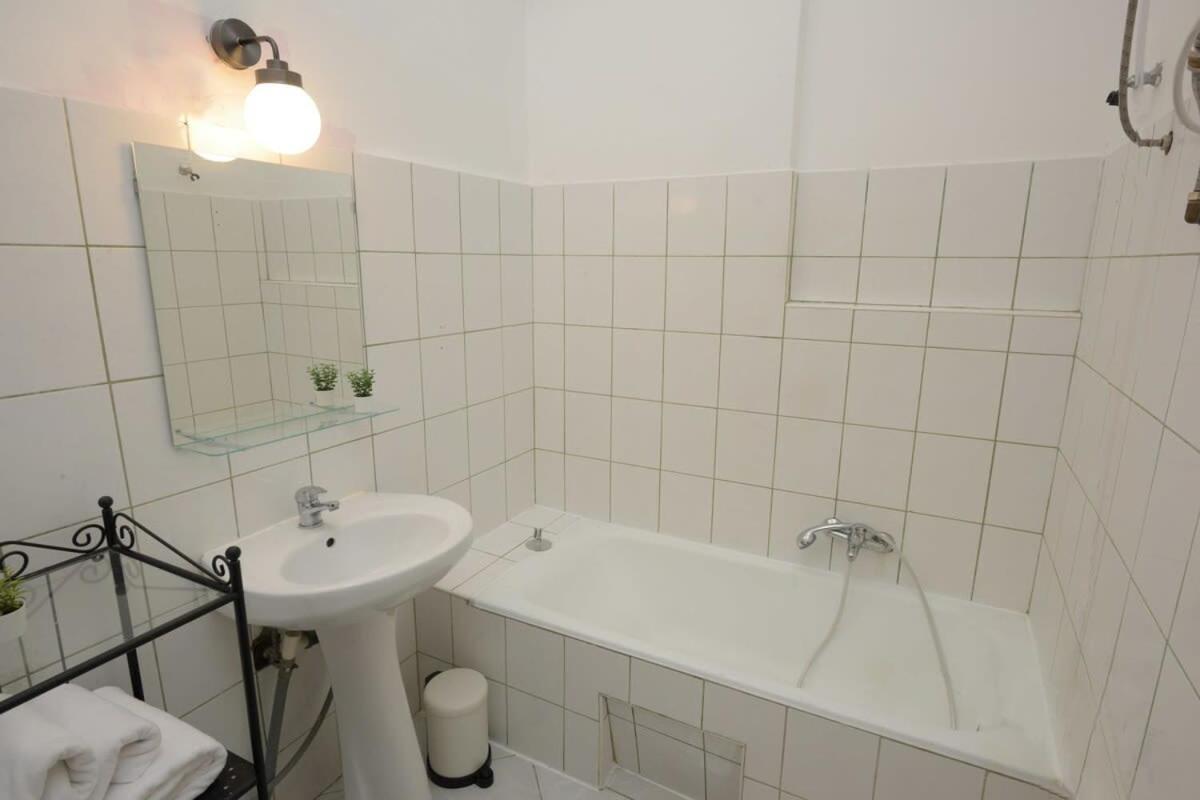 Spacious Basic In The Center Appartamento Budapest