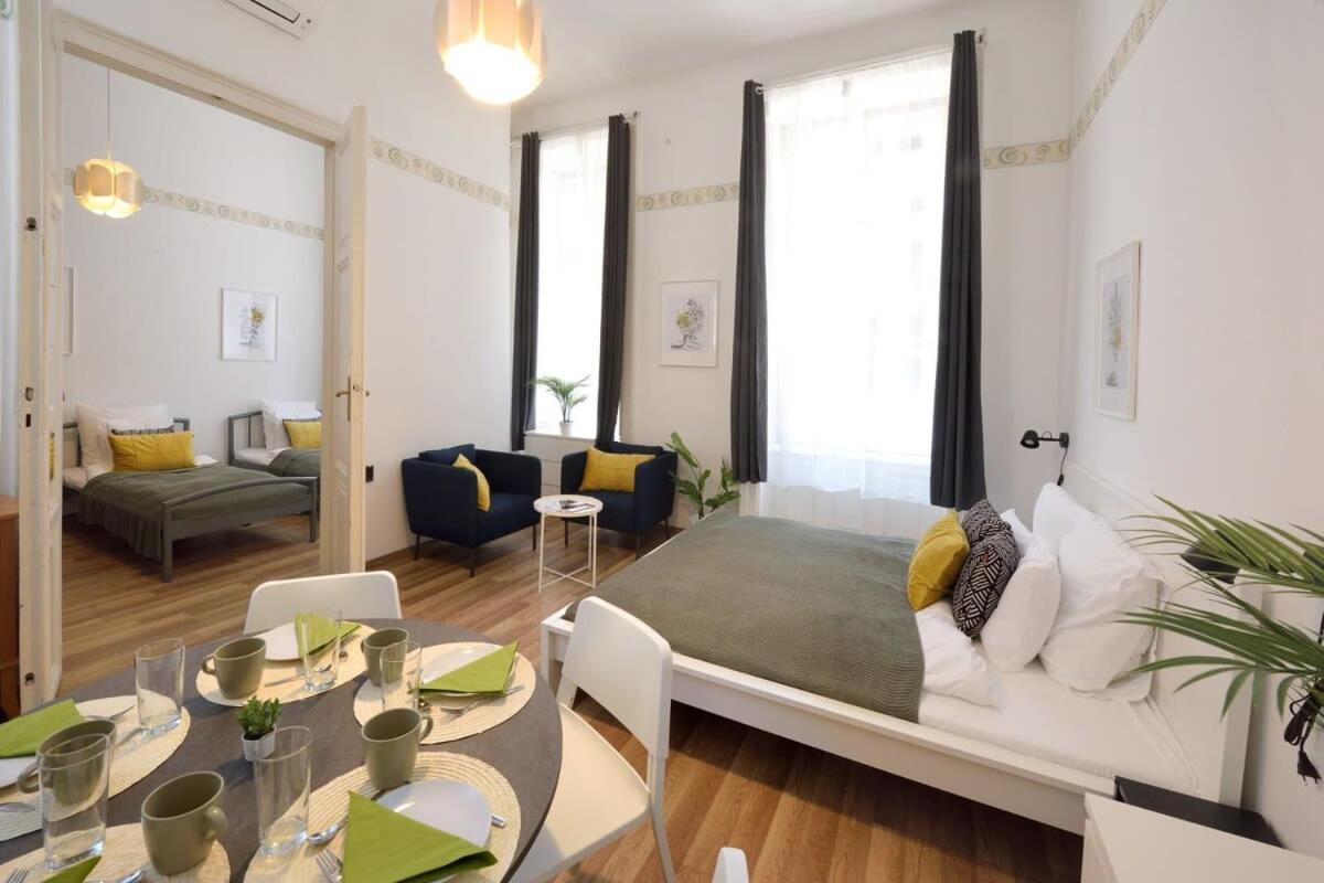 Spacious Basic In The Center Appartamento Budapest