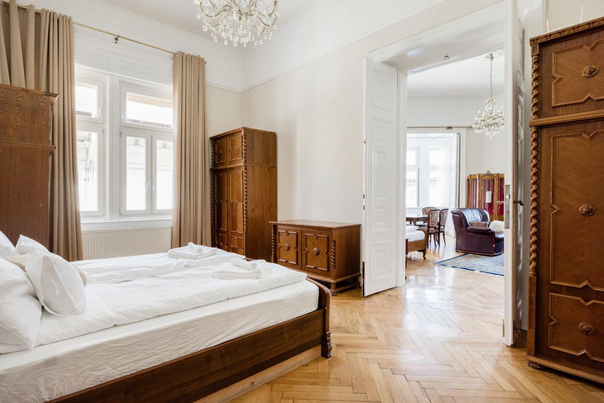 Vintagebuild2bdr2bthr * Budapest