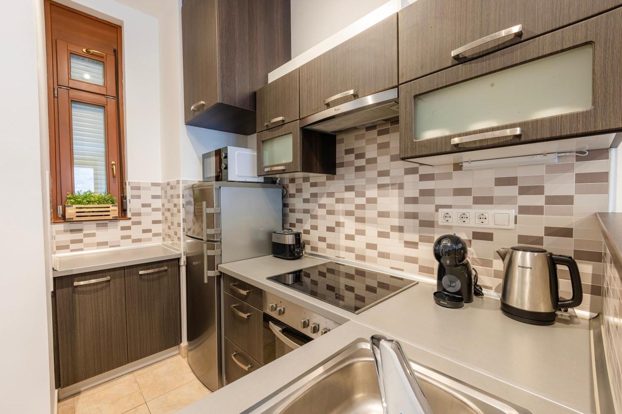 Free Parkin Sensational Location 3room *