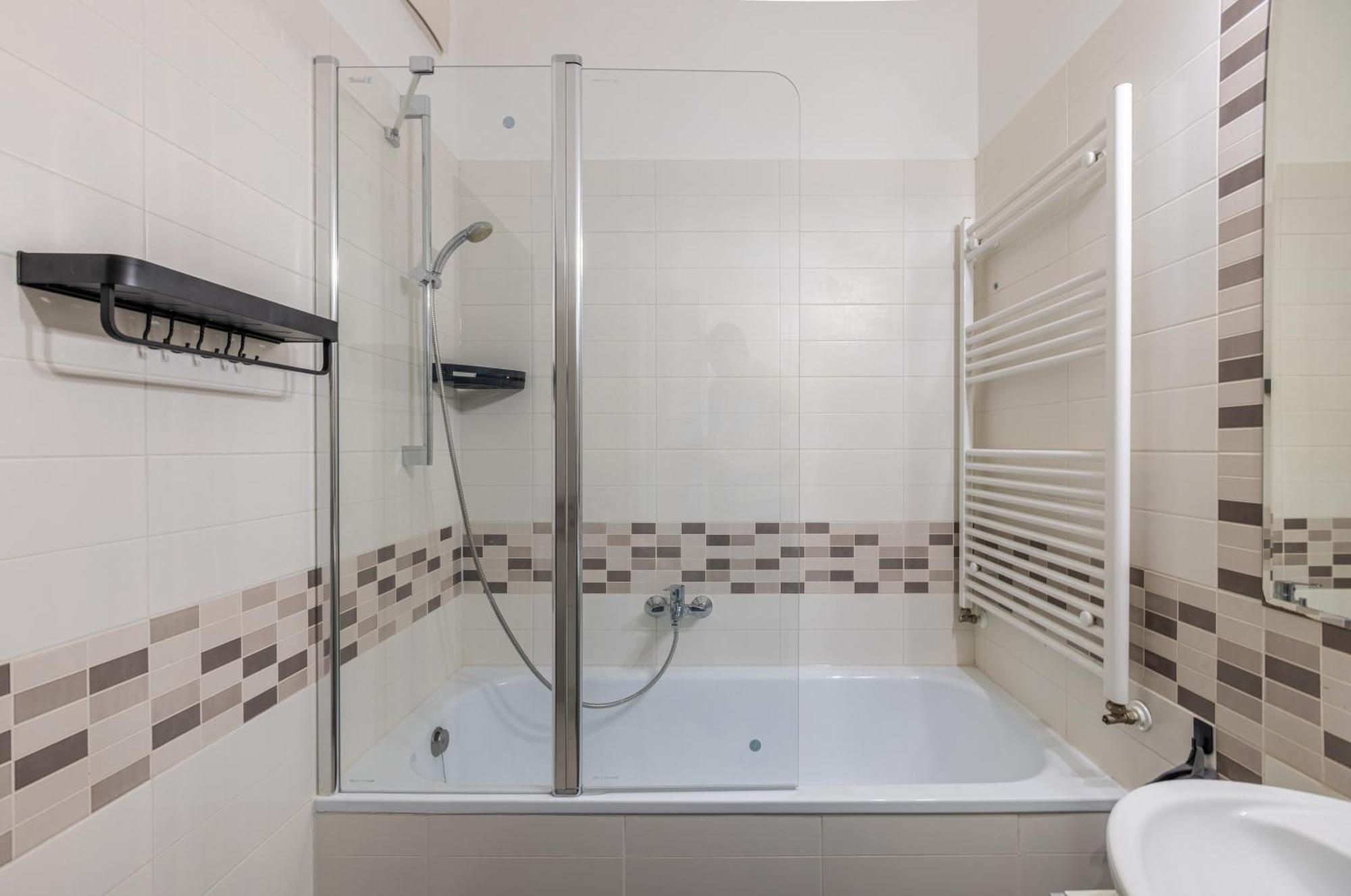 Free Parkin Sensational Location 3room *