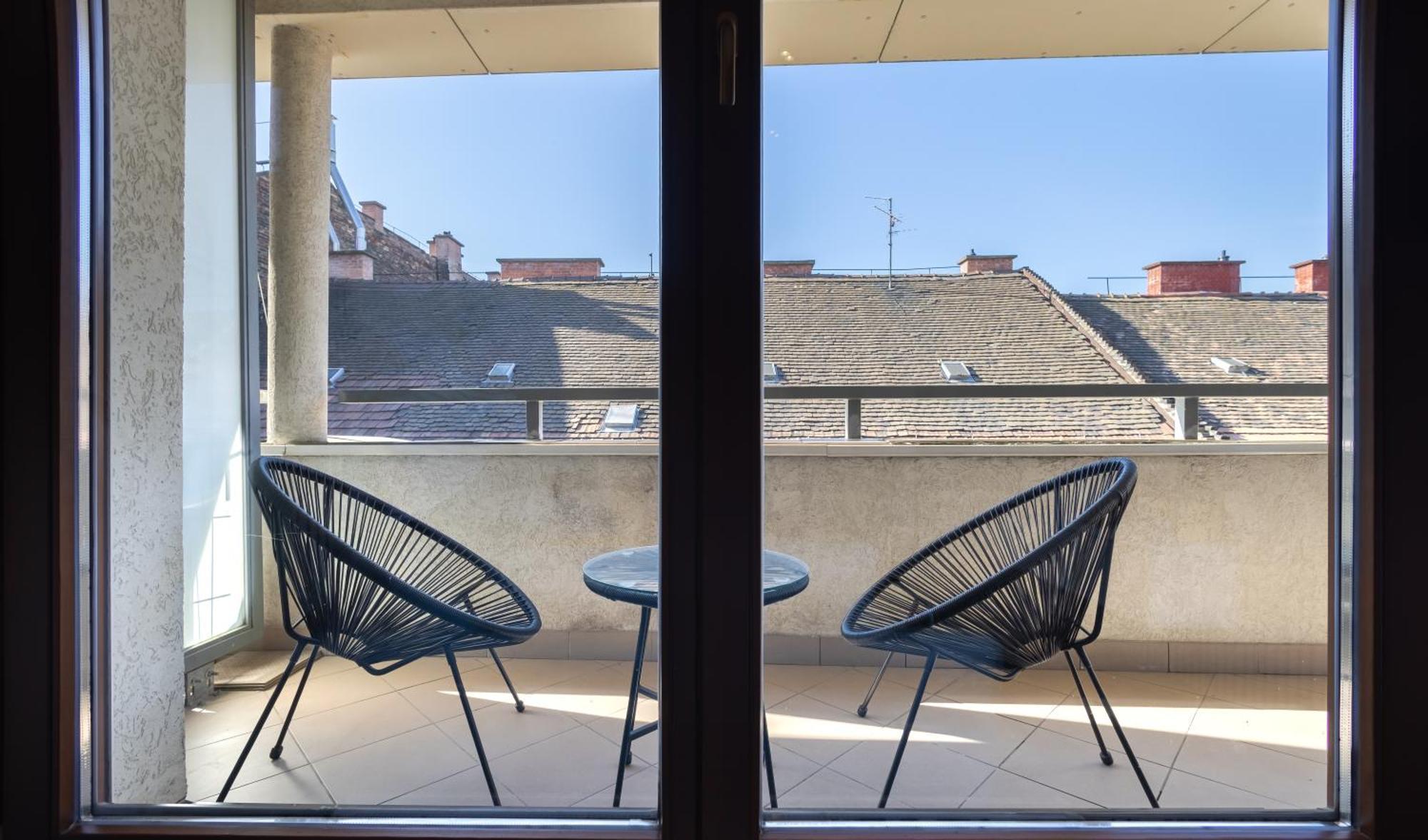 Free Parkin Sensational Location 3room *