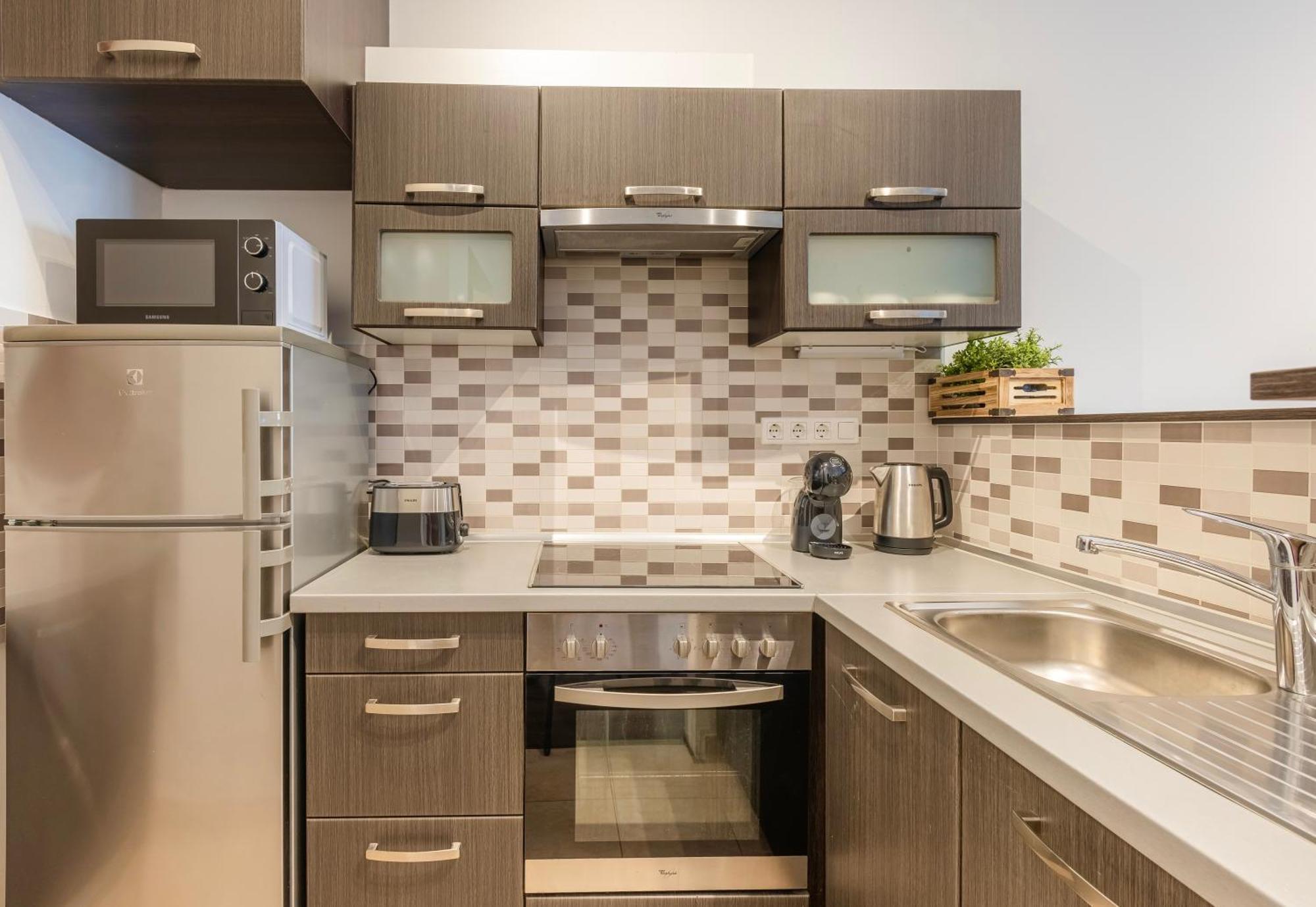 Free Parkin Sensational Location 3room *