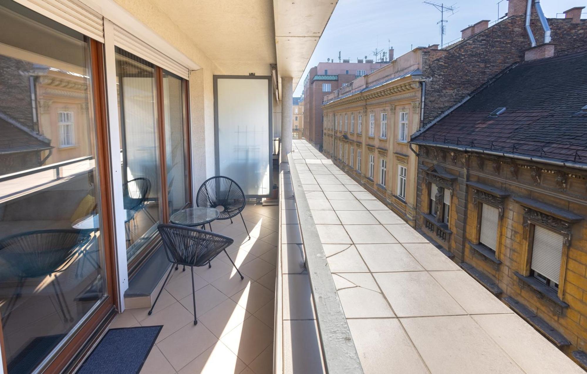 Free Parkin Sensational Location 3room *
