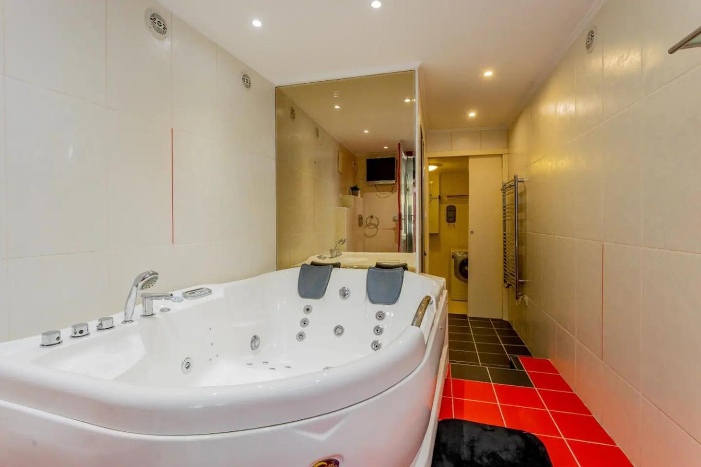 Apartment Wellness Private Space In Gozdu With Jacuzzi In Cbd Budapest