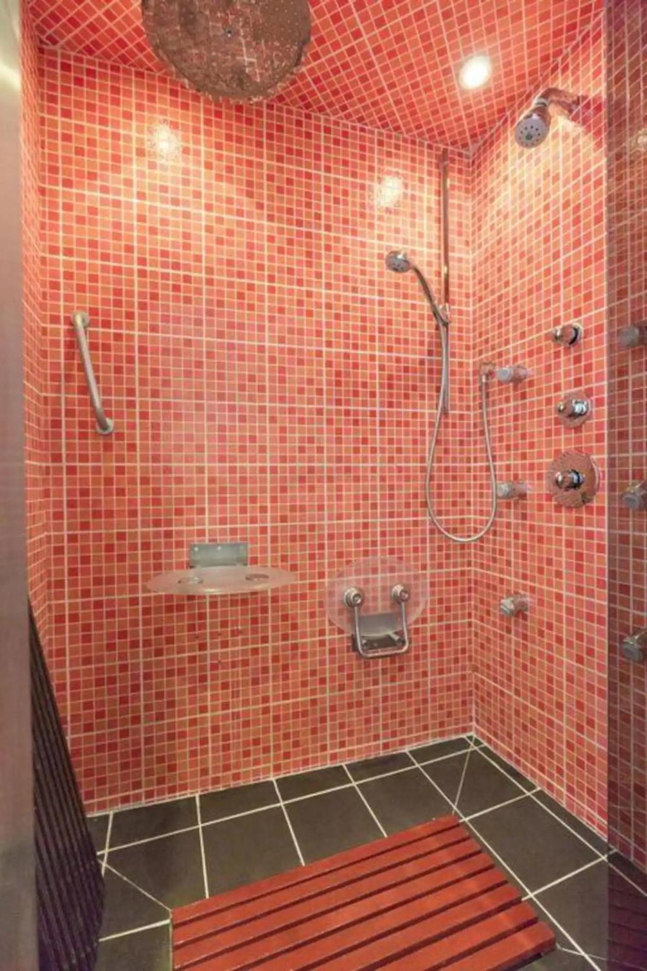 Wellness Private Space In Gozdu With Jacuzzi In Cbd Budapest