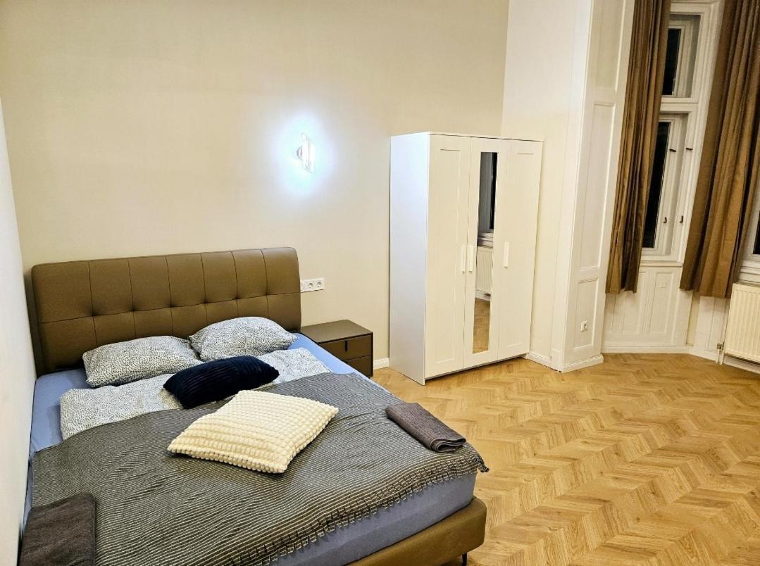 Designer Near Kalvin Square Apartmán