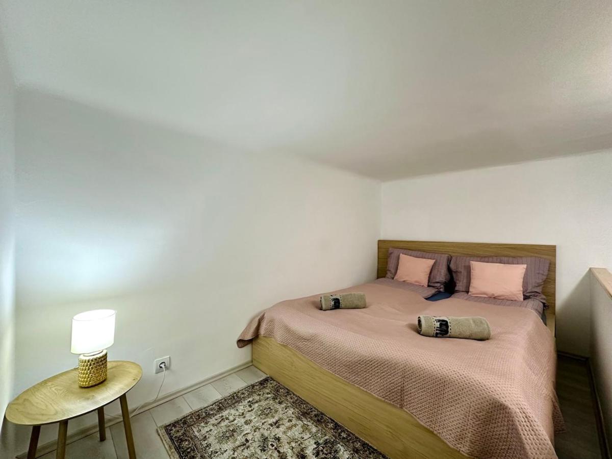 Ati's - Downtown 2 Bedroom Apartment *
