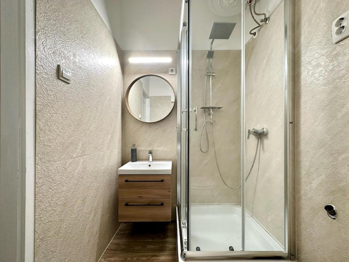 Ati's - Downtown 2 Bedroom Apartment *