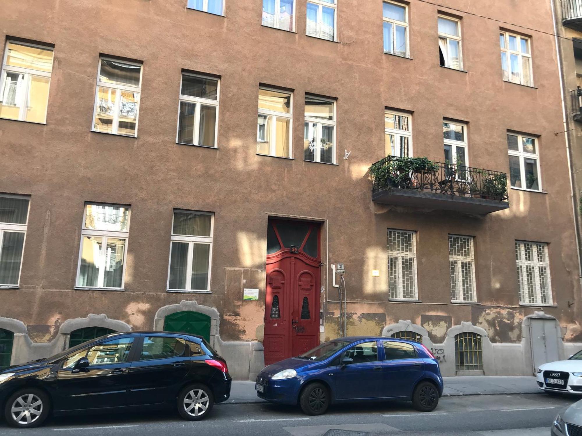 Apartment Beautiful Newly Refurbished Studio,fully Equipped Walking Distance To The Park Where Will Find The World Famous Szechenyi Thermal Bath Spa, Museums , And The Capital Circus , Ac, Smart Tv, High Speed Internet Budapest