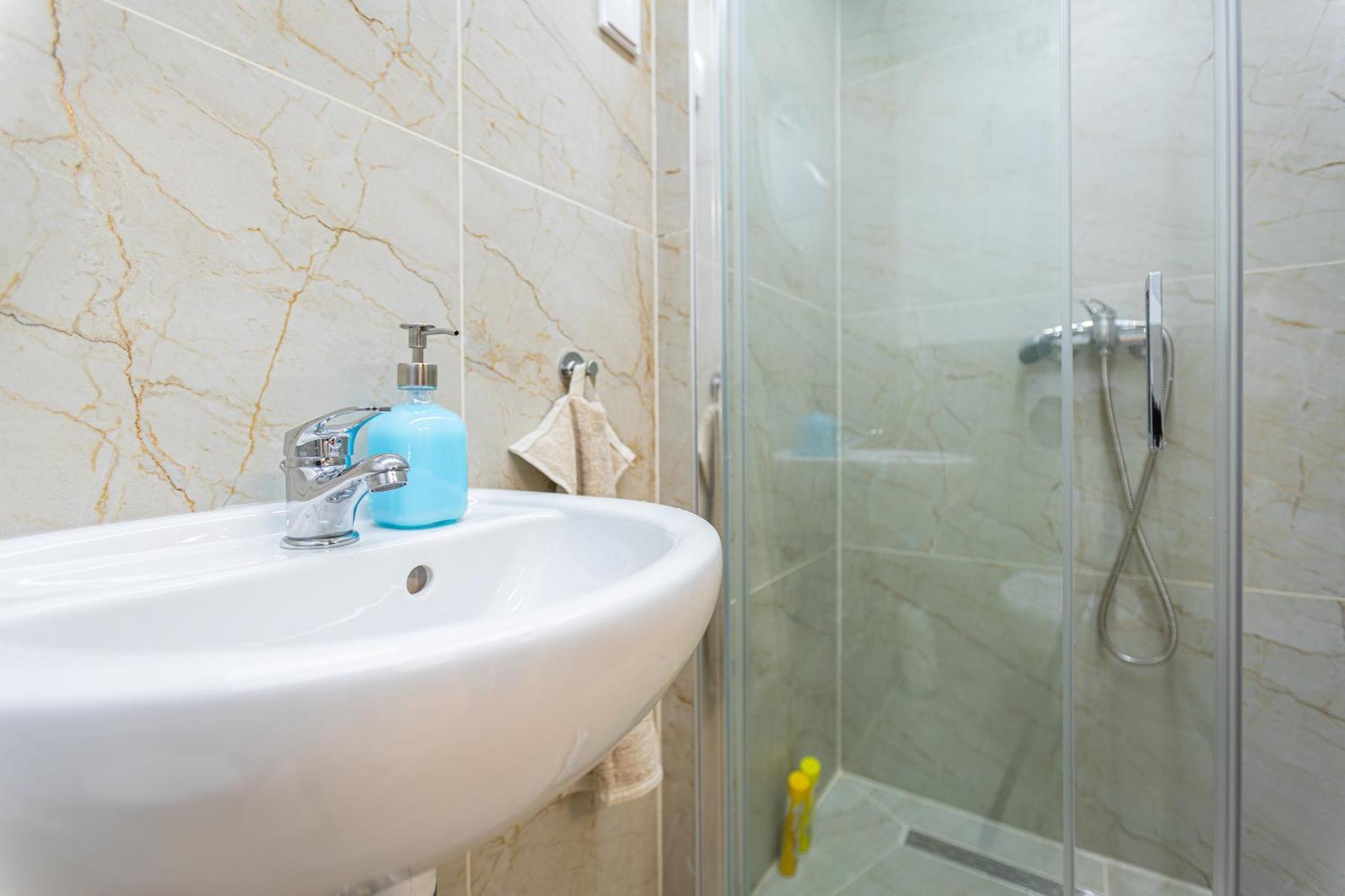 Cute Gallery Flat In Budapest, Summer * Budapešť