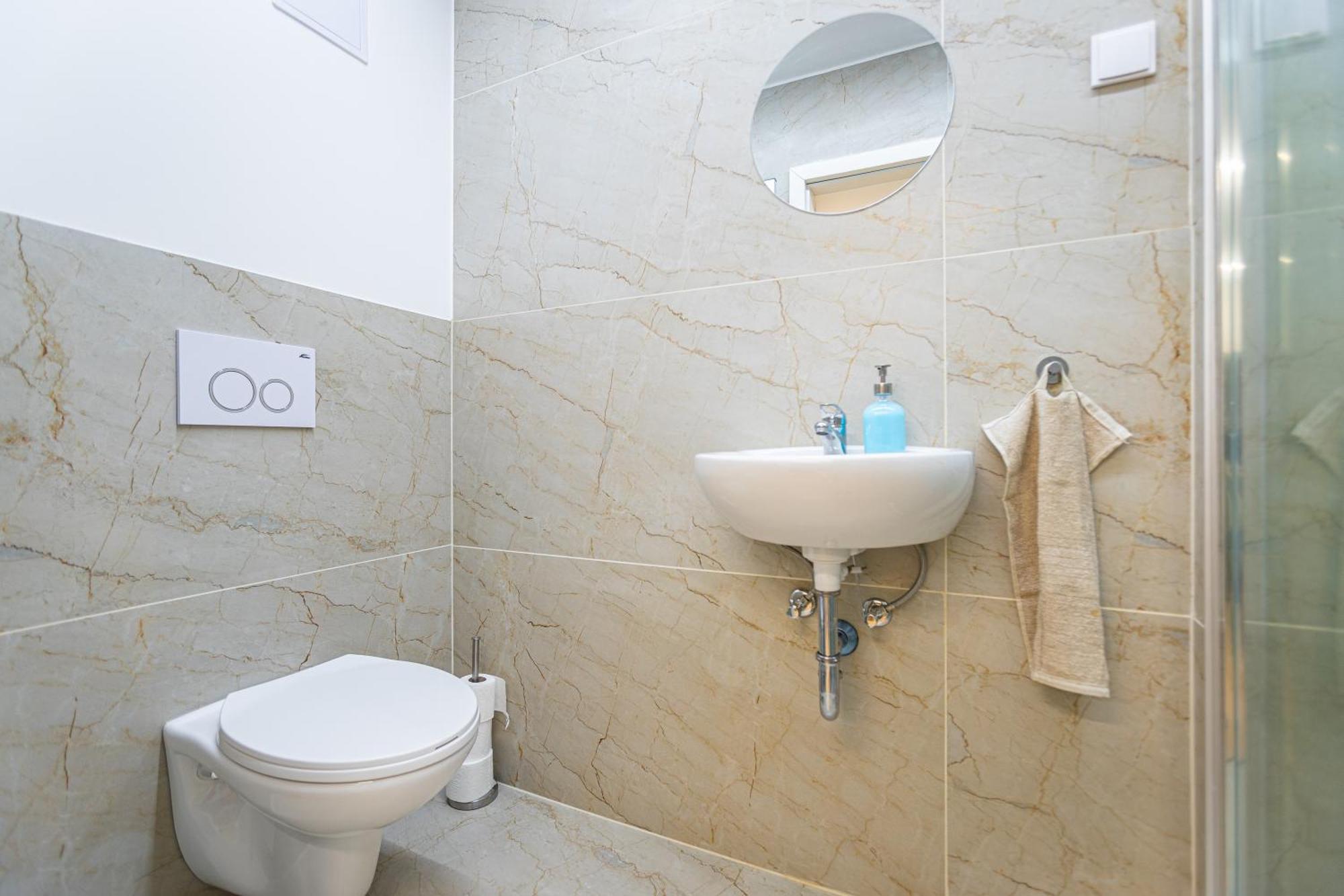 Cute Gallery Flat In Budapest, Summer Budapešť