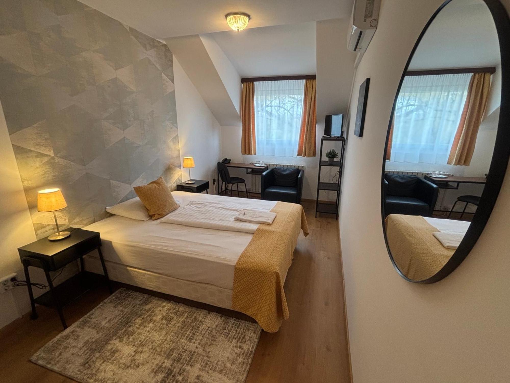 Hotel Gloria Center