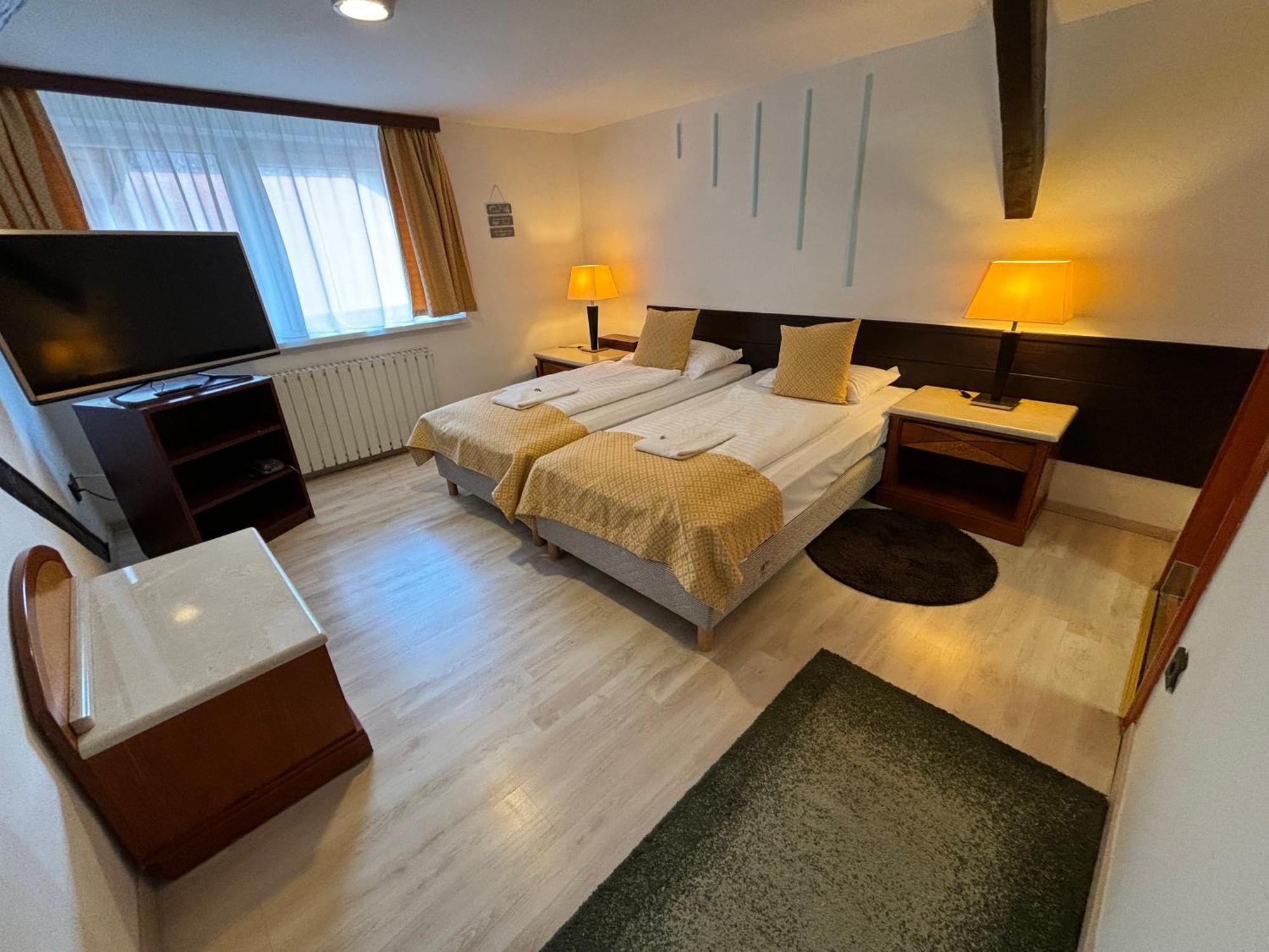 Hotel Gloria Center