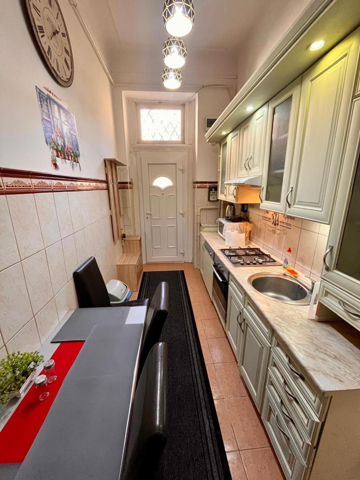 Apartment Kalvaria With Balcony, Free Parking And Ac Budapest