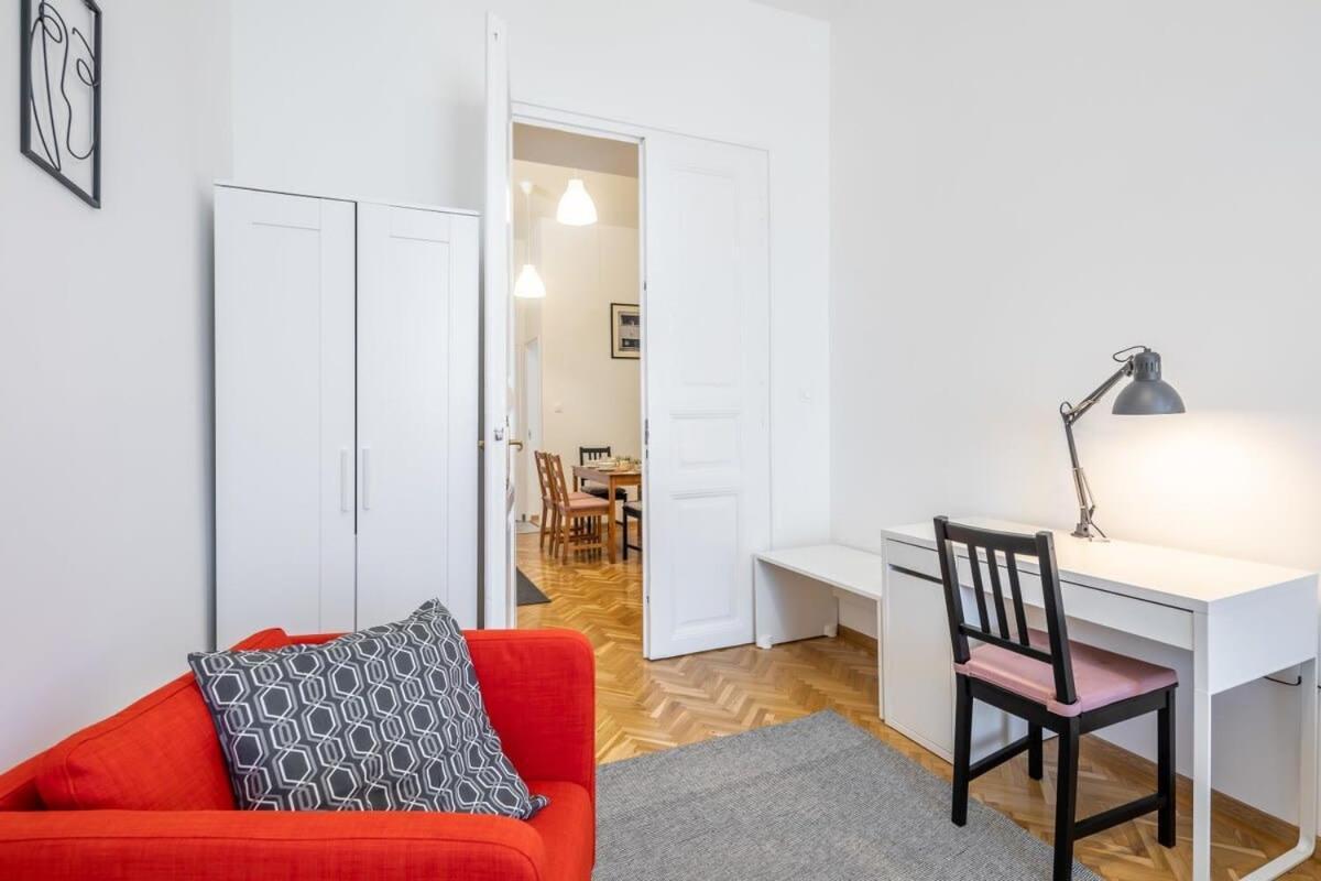 Excellent Location Magnificent Flat Lejlighed *
