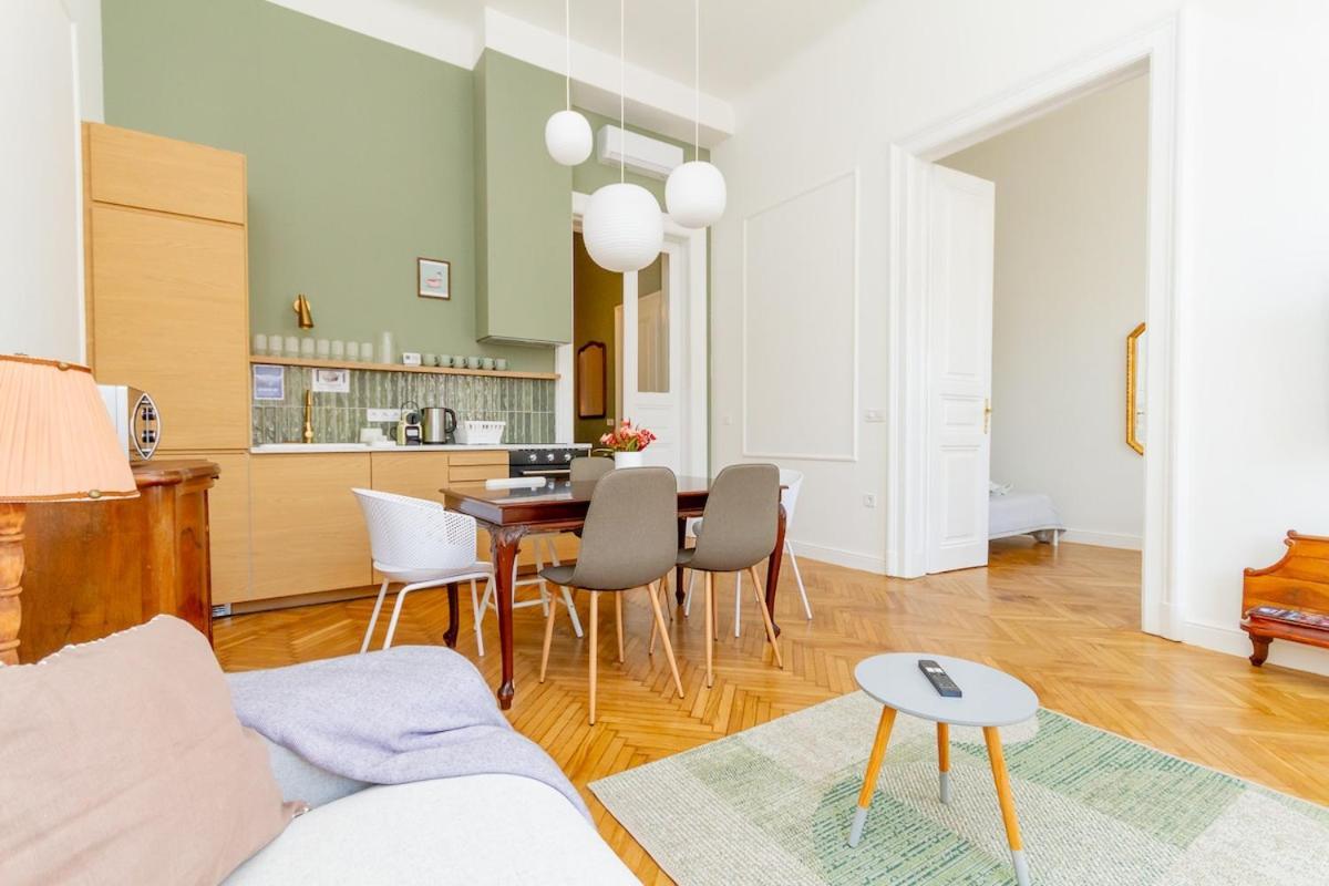2br Modern Elegance W Sauna And Ac By * Budapešť