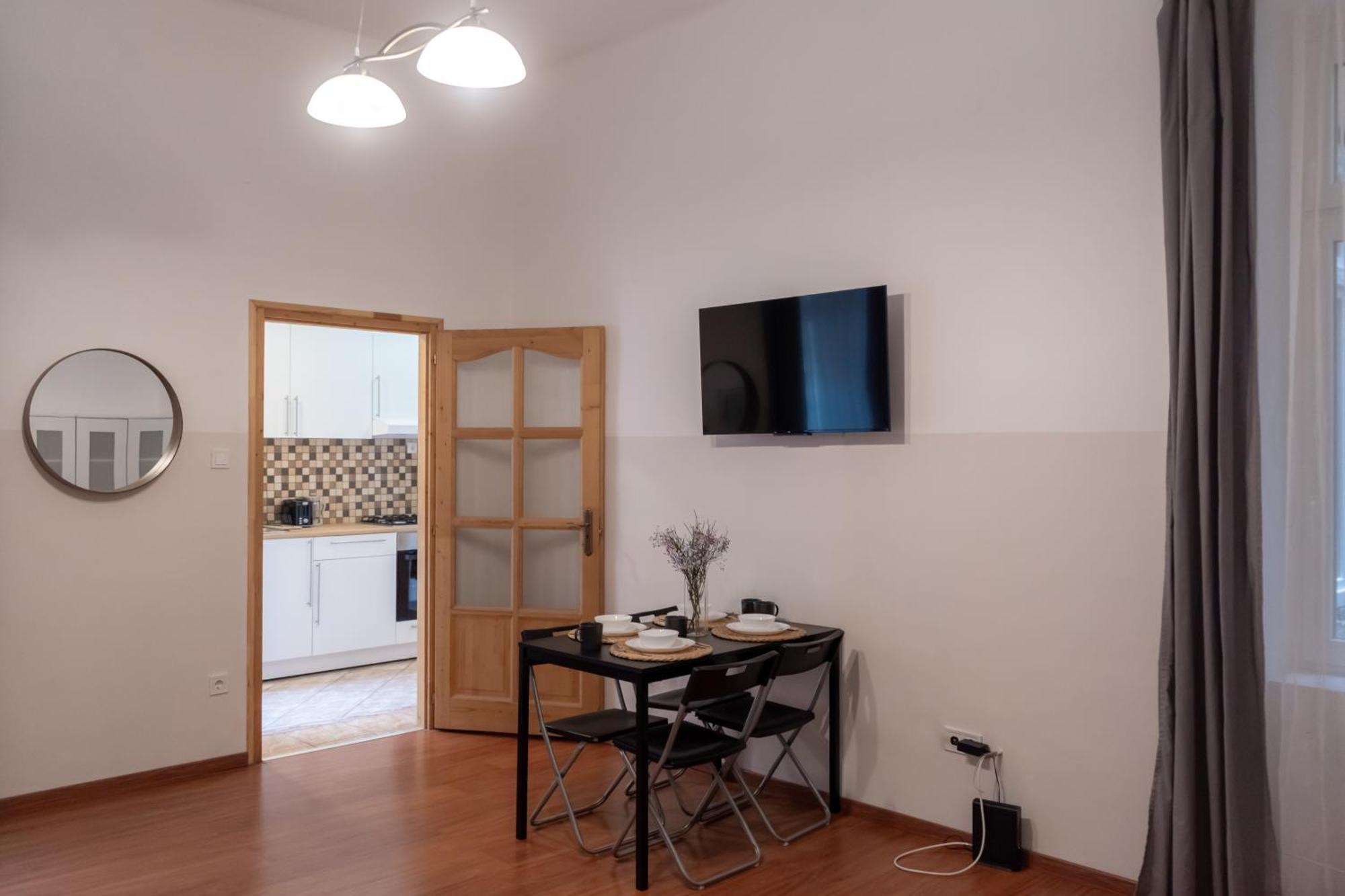 Cozy In Akacfa Street Apartamento Budapest