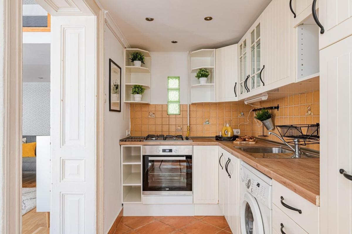 Anita's Apartment- Cosy In The Heart Of