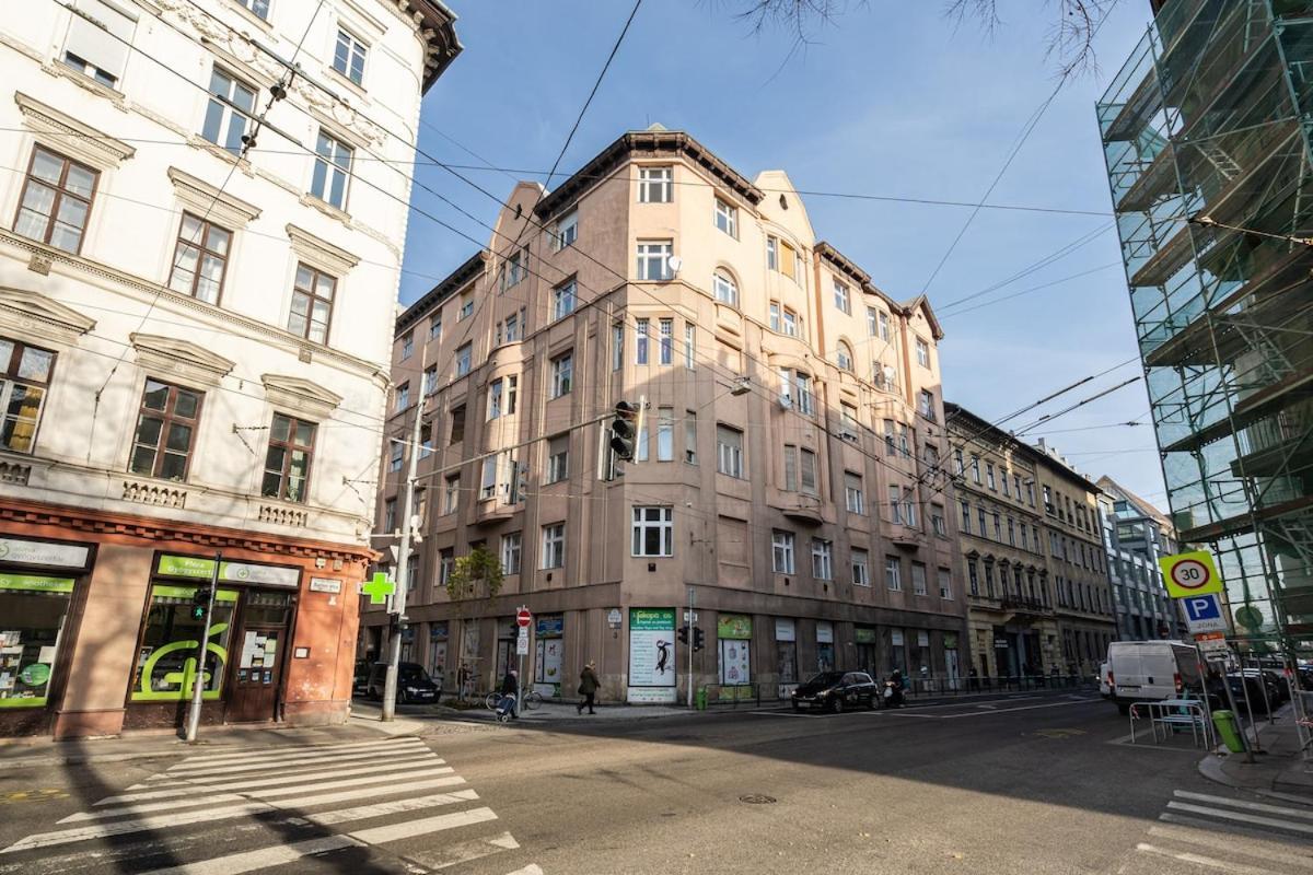 Premium 4 Bedroom On Maria St Appartamento