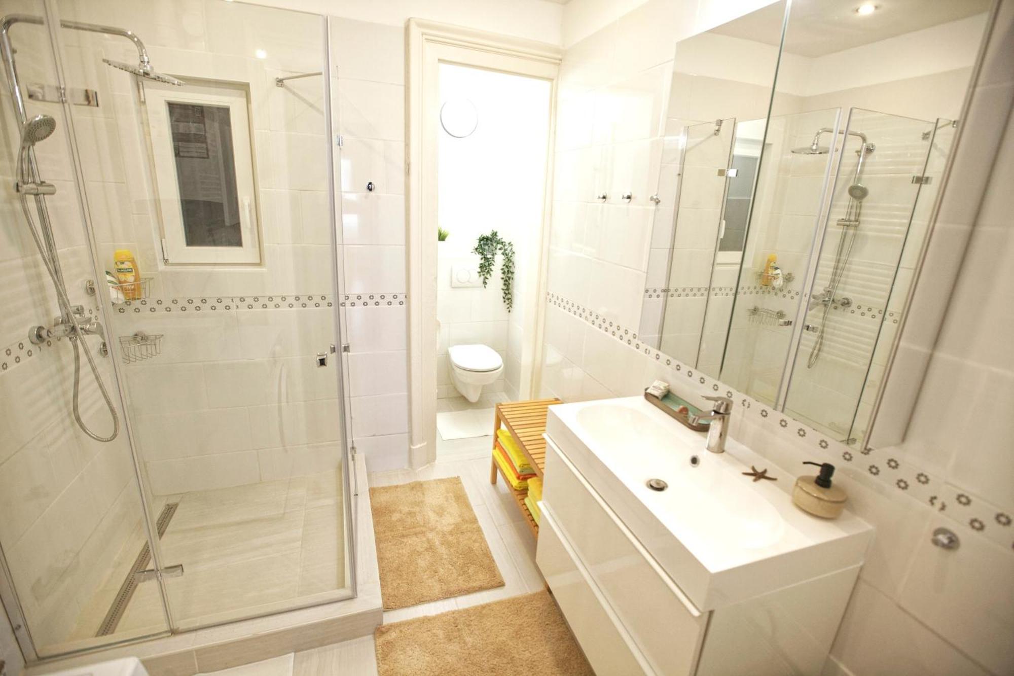 Sunny & Elegant Large Flat Next To Parliament * Budapest