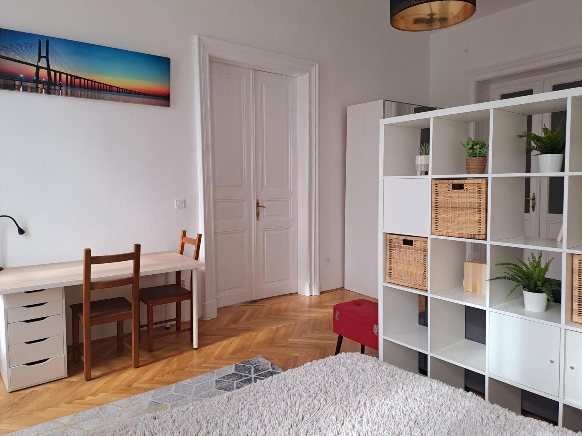 Sunny & Elegant Large Flat Next To Parliament *