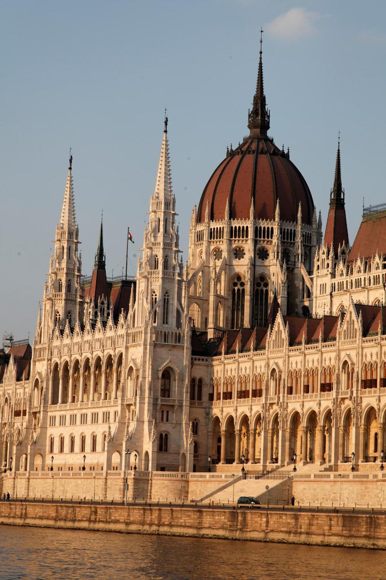 Sunny & Elegant Large Flat Next To Parliament * Budapest