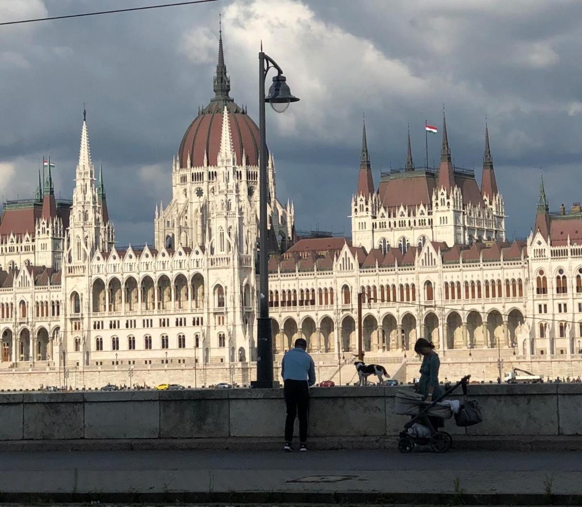 Klarahome Danube With Parliament View * Budapest