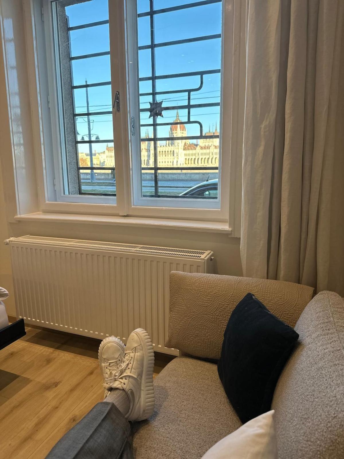 Klarahome Danube With Parliament View Budapest