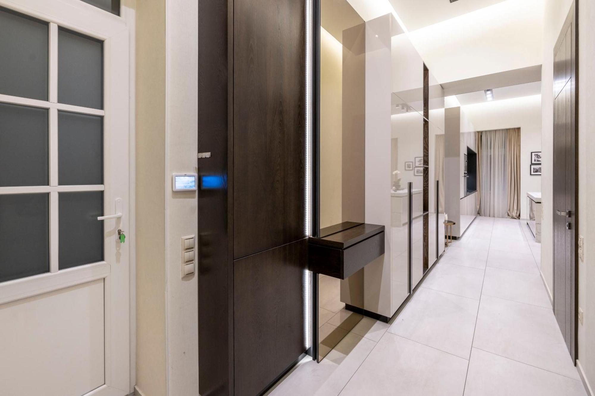 Luxurious High-end Grand In The Center Of