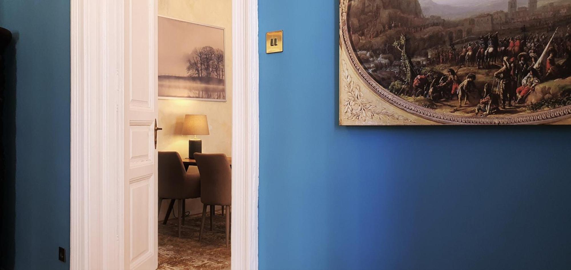 Rb64 - Classy & Spacious Near District Apartment *