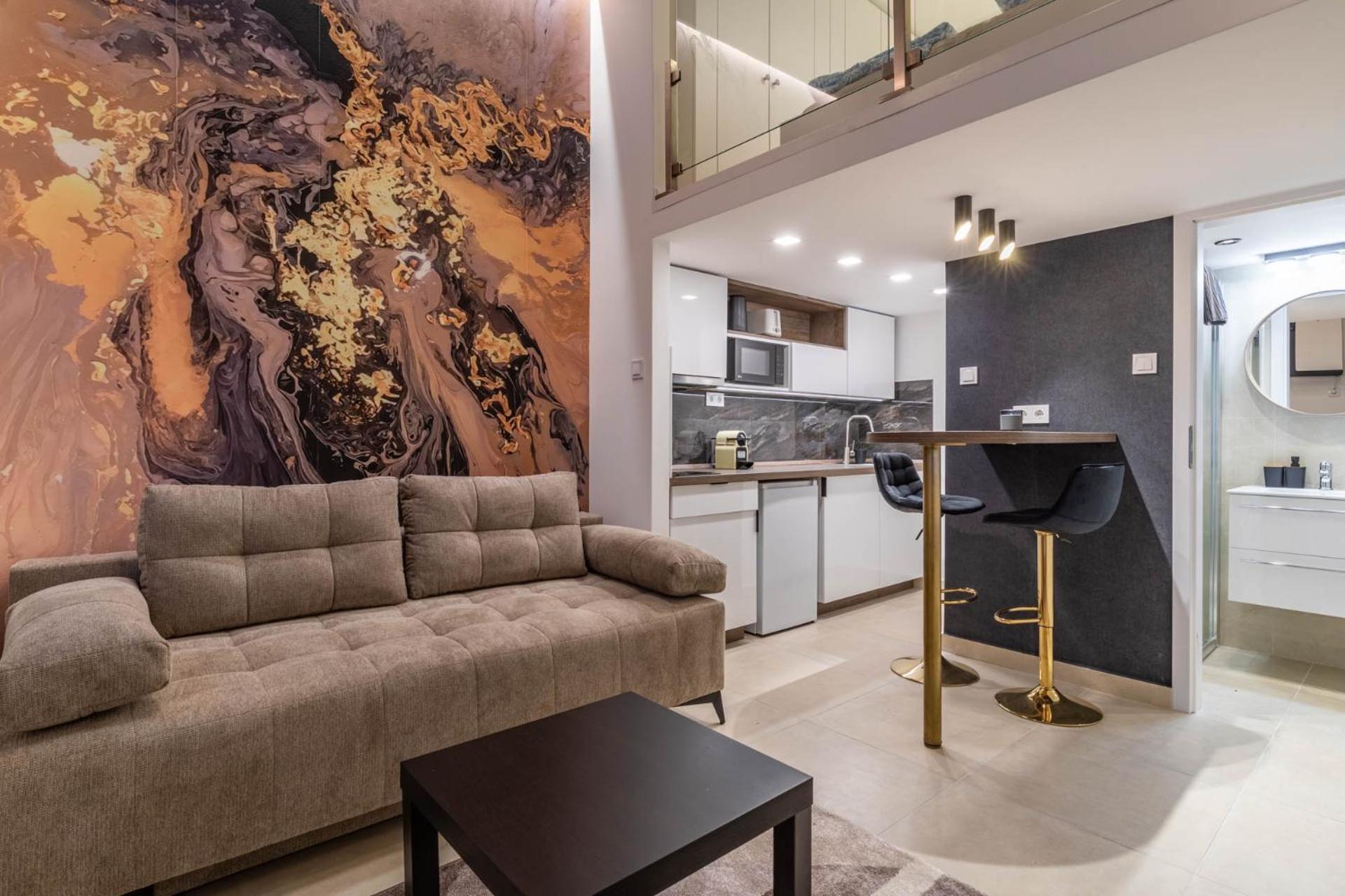 Base Apartment *