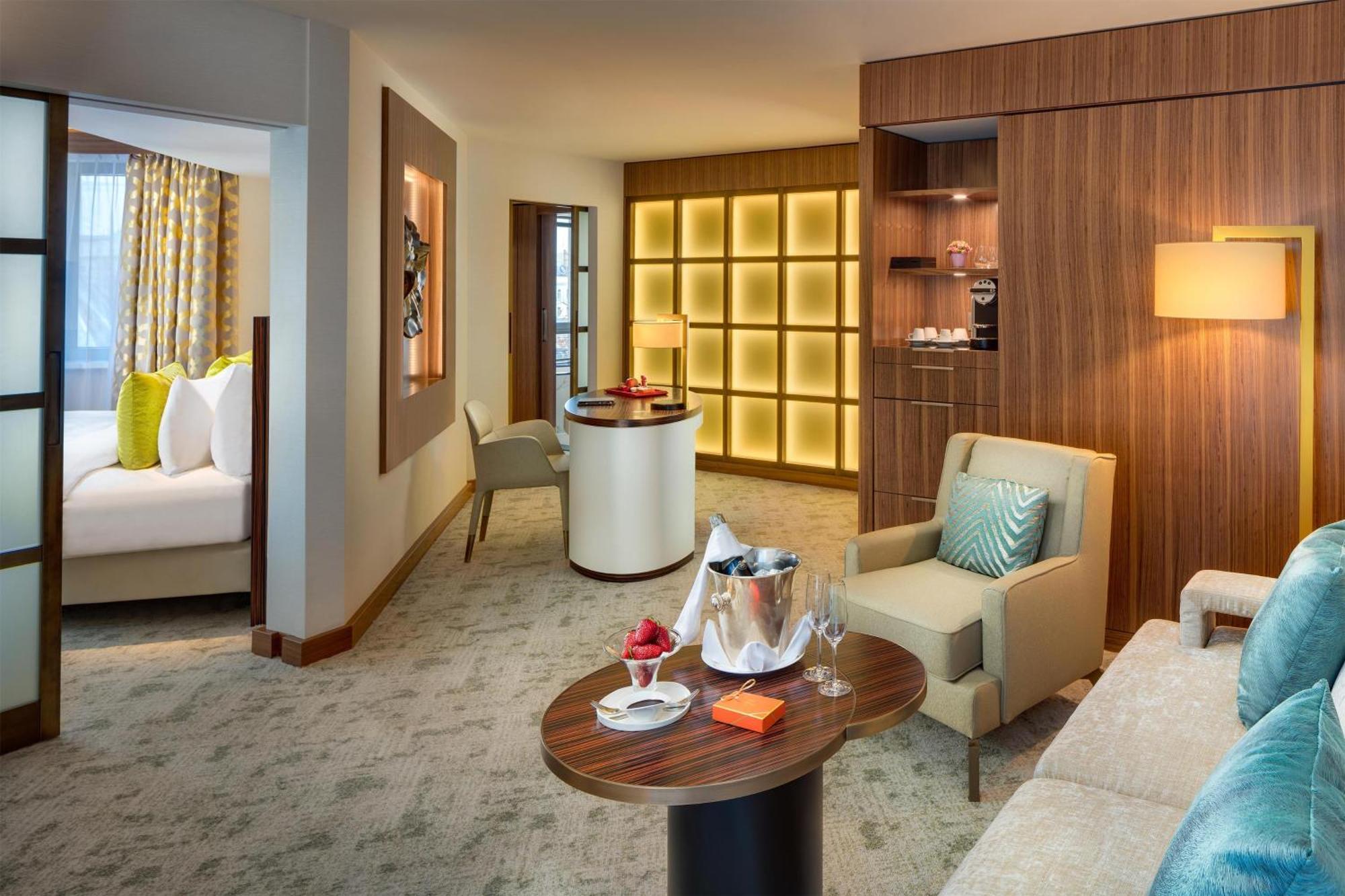 Hotel Kempinski Corvinus 5*