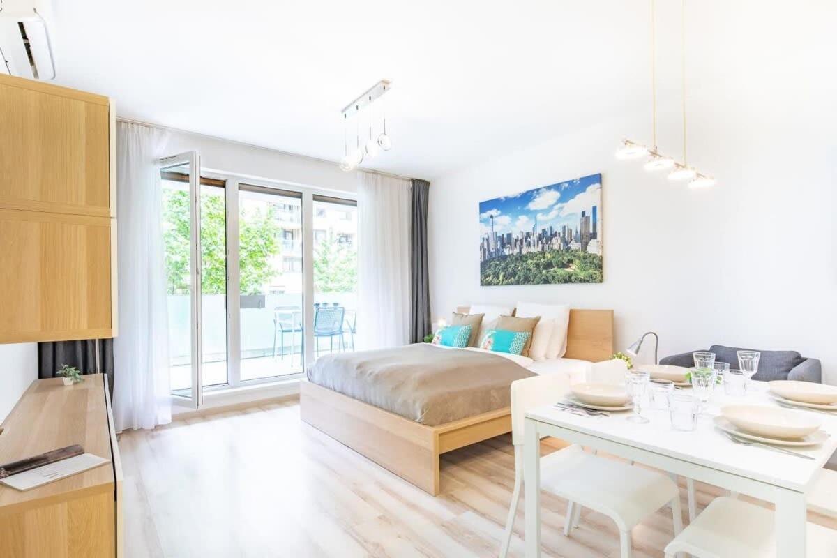 Modern And Sunny With Balcony