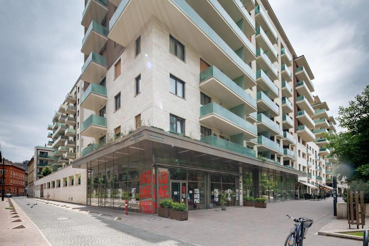 Modern And Sunny With Balcony *