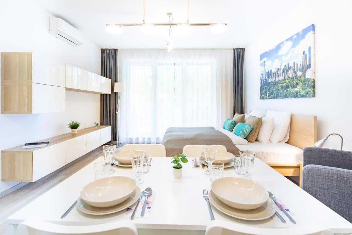 Apartman Modern And Sunny With Balcony