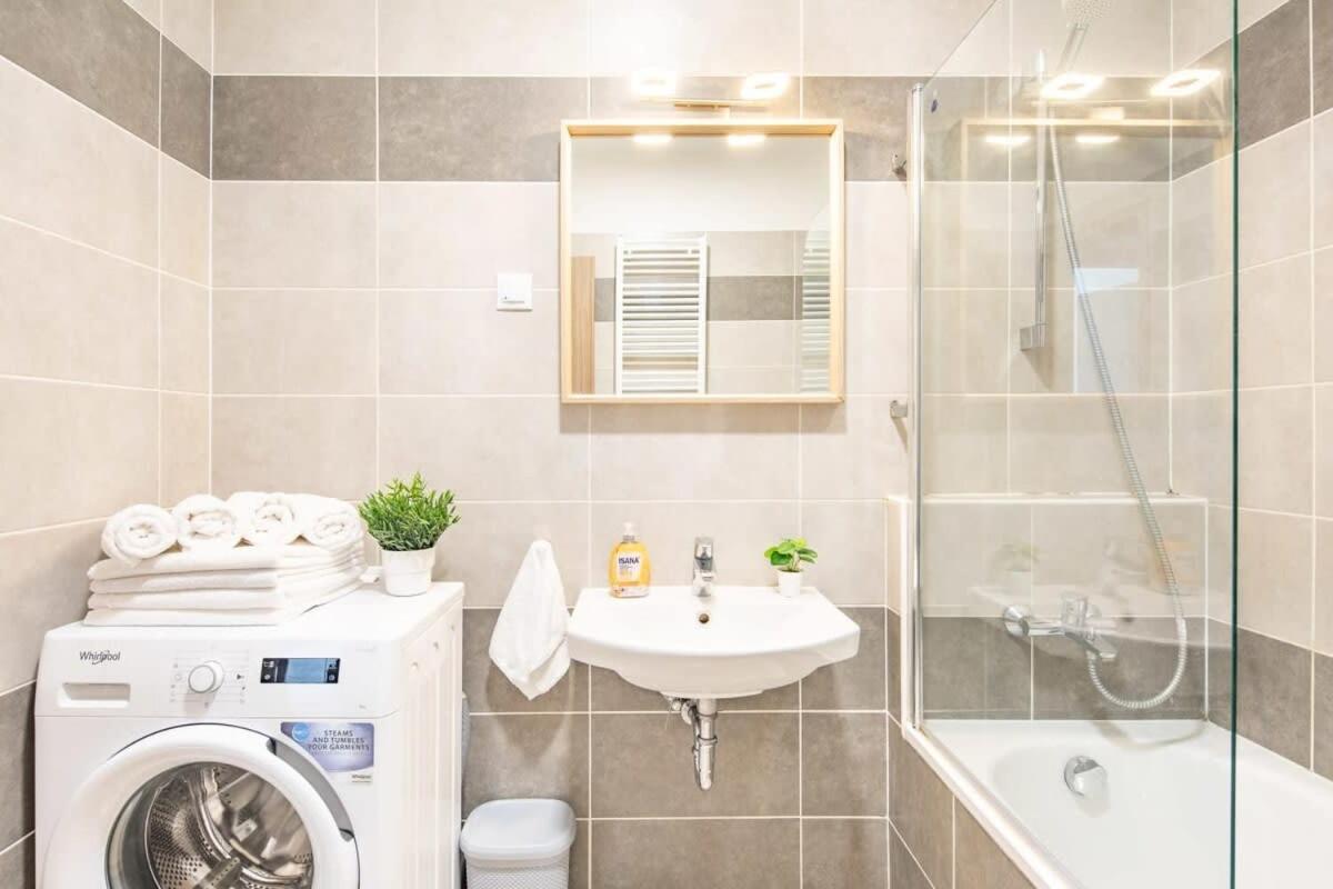 Apartman Modern And Sunny With Balcony Budapest