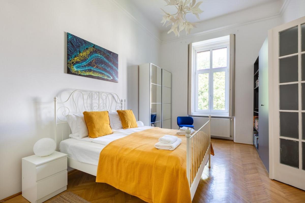 Museum Avenue 2-br Lejlighed