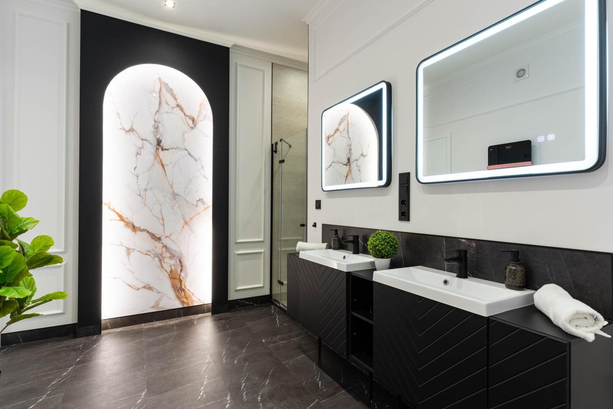 Luxurious & High-end Living Steps From Historic Landmarks