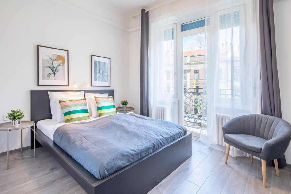 Absolute With Balcony Apartment *