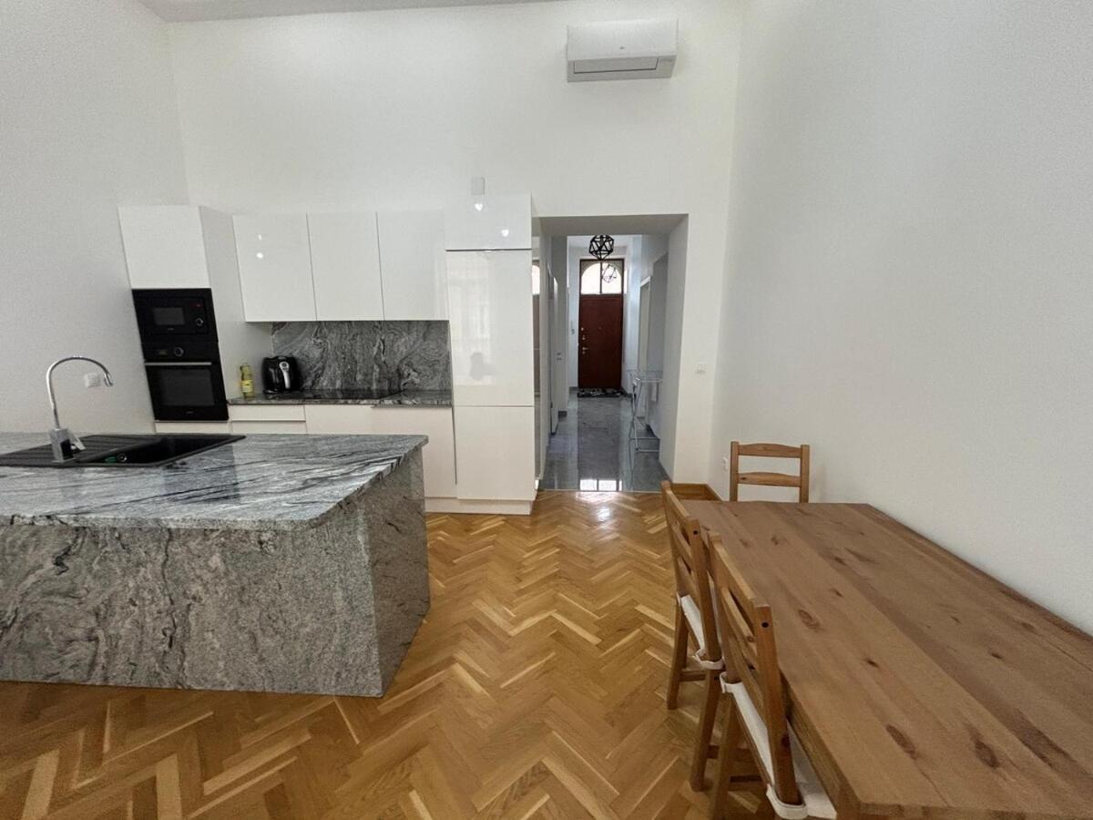 2-bedroom Flat With Ac And Garage Near Westend *