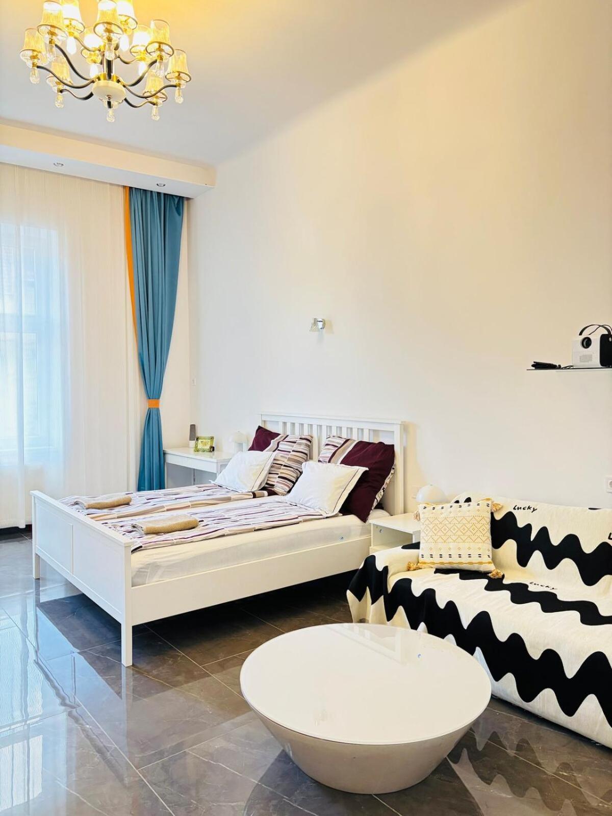 Francis Downtown Escape - Near Corvin Metro - *