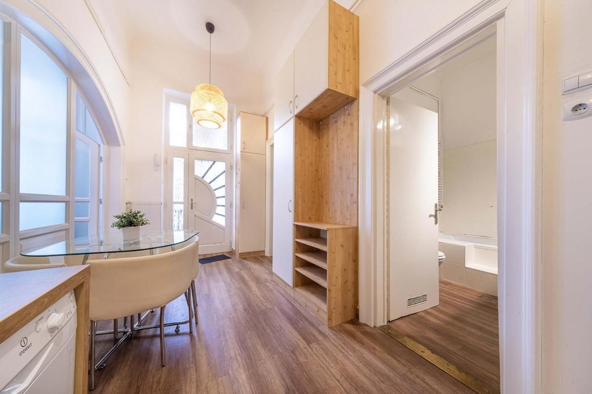 Apartmán Sassoon - 2-bedroom Elegant Airy At Deak Ter Budapešť