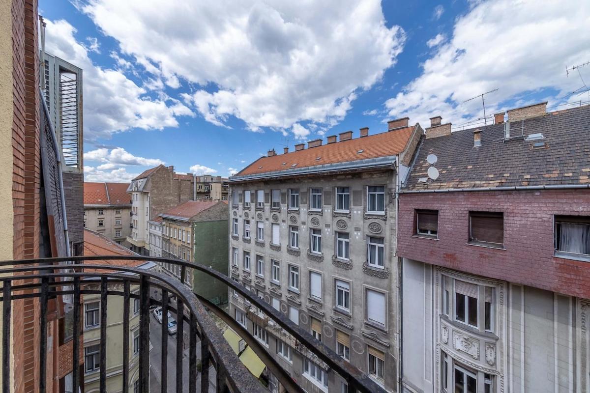 Brand New Fakes-two Balconies Above The Citycenter Apartamento *