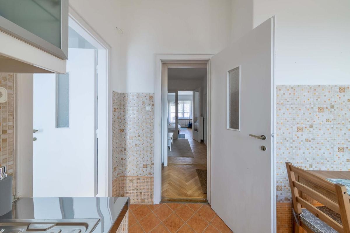 Brand New Fakes-two Balconies Above The Citycenter Apartamento