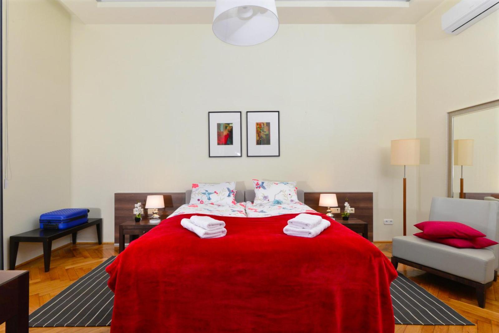 Luxury Opera Apartment *