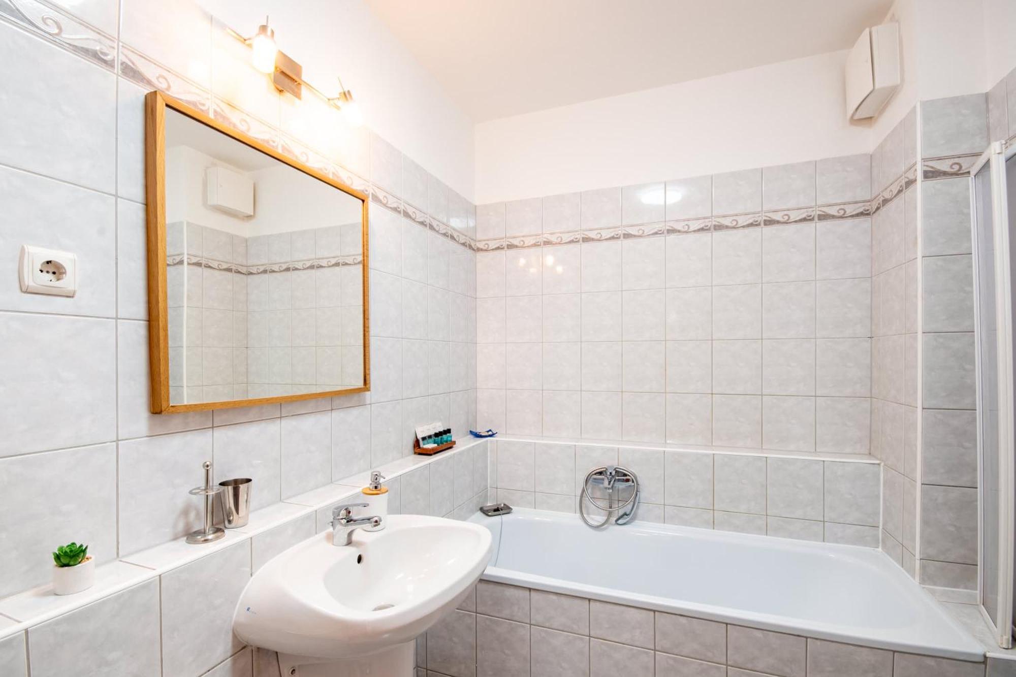 - Free Parking - Sunny - Spacious Budapest