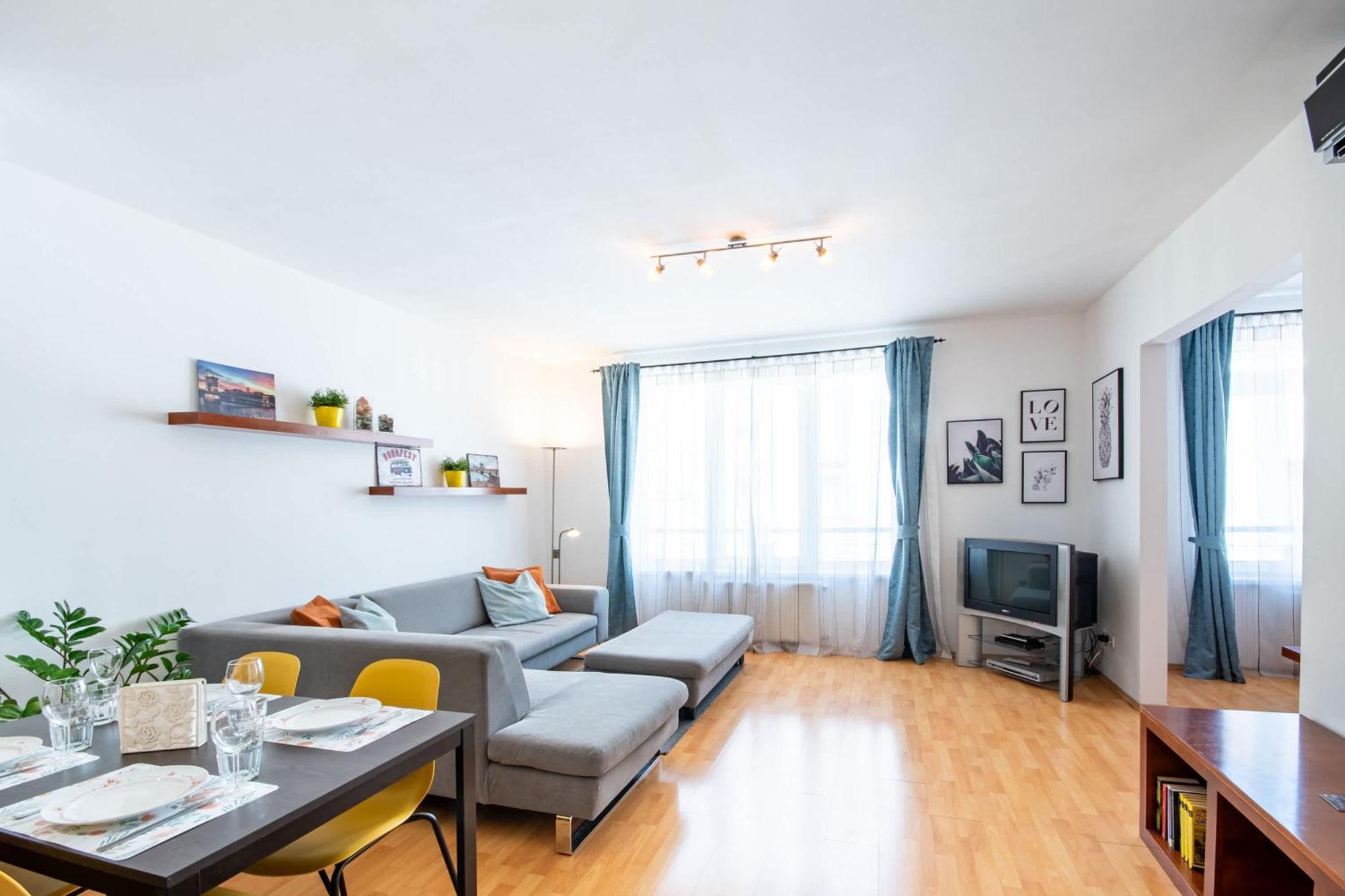 - Free Parking - Sunny - Spacious Budapest
