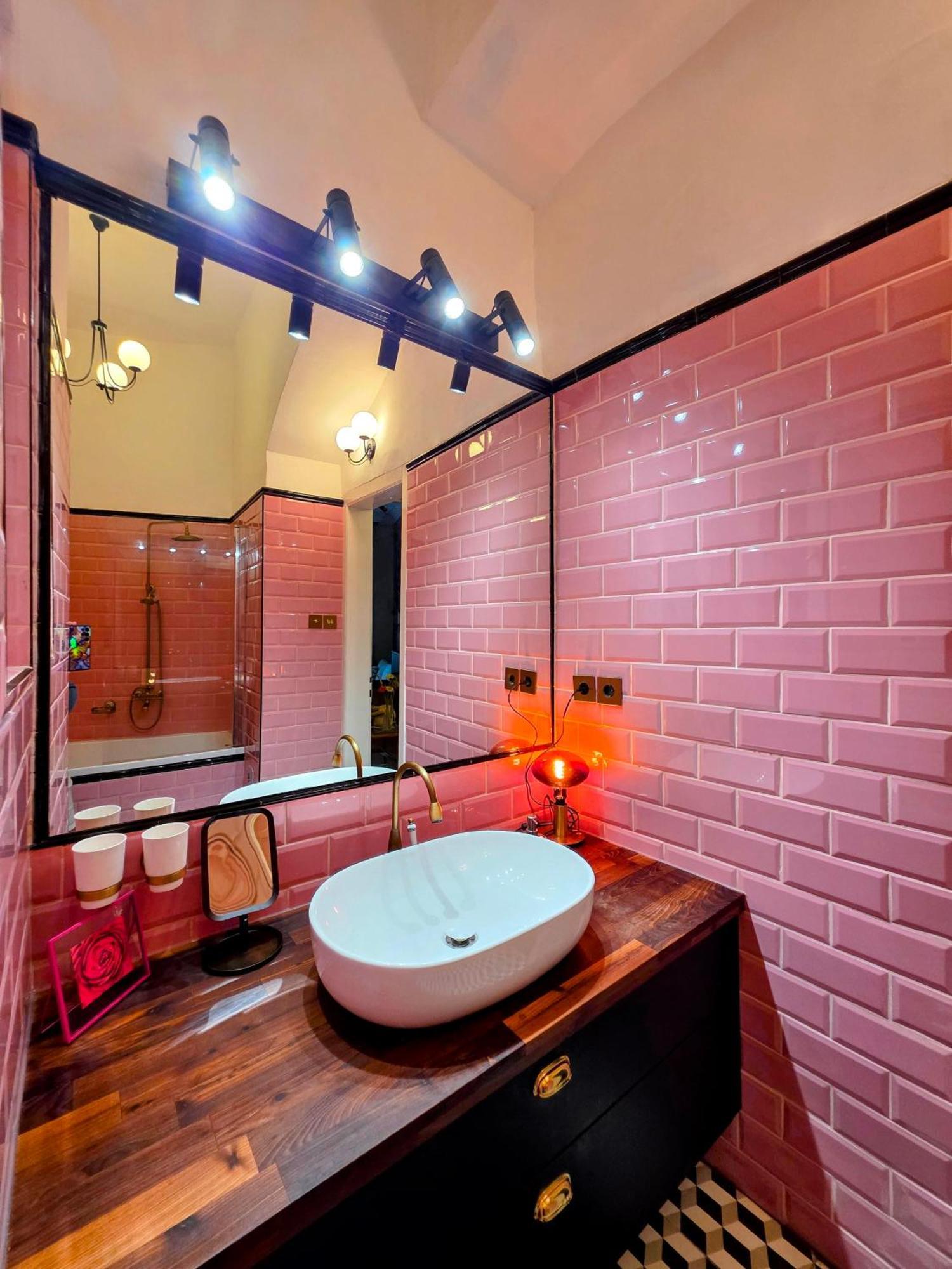 Rb64 - Classy & Spacious Near District Apartment *